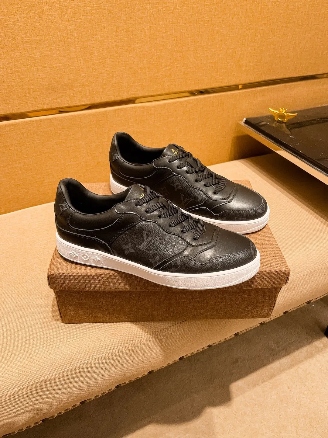 Men's shoes💰 400💰[LV]🔥Louis Vuitton, high-end men's shoes brand, official website 1:1 latest masterpiece: the upper is made of Italian imported first-layer cowhide with a comfortable and breathable lining➕original non-slip and wear-resistant outsole🔥, making walking more convenient and comfortable! An exclusive new model, a stunning work, a beautiful 1:1 replica [color] compared to the official quality! Create a fashionable personality to set off your uniqueness! A must-have for trendy men! Classic🔥Size: 38-44 Color: 🔥Multiple colors available🔥